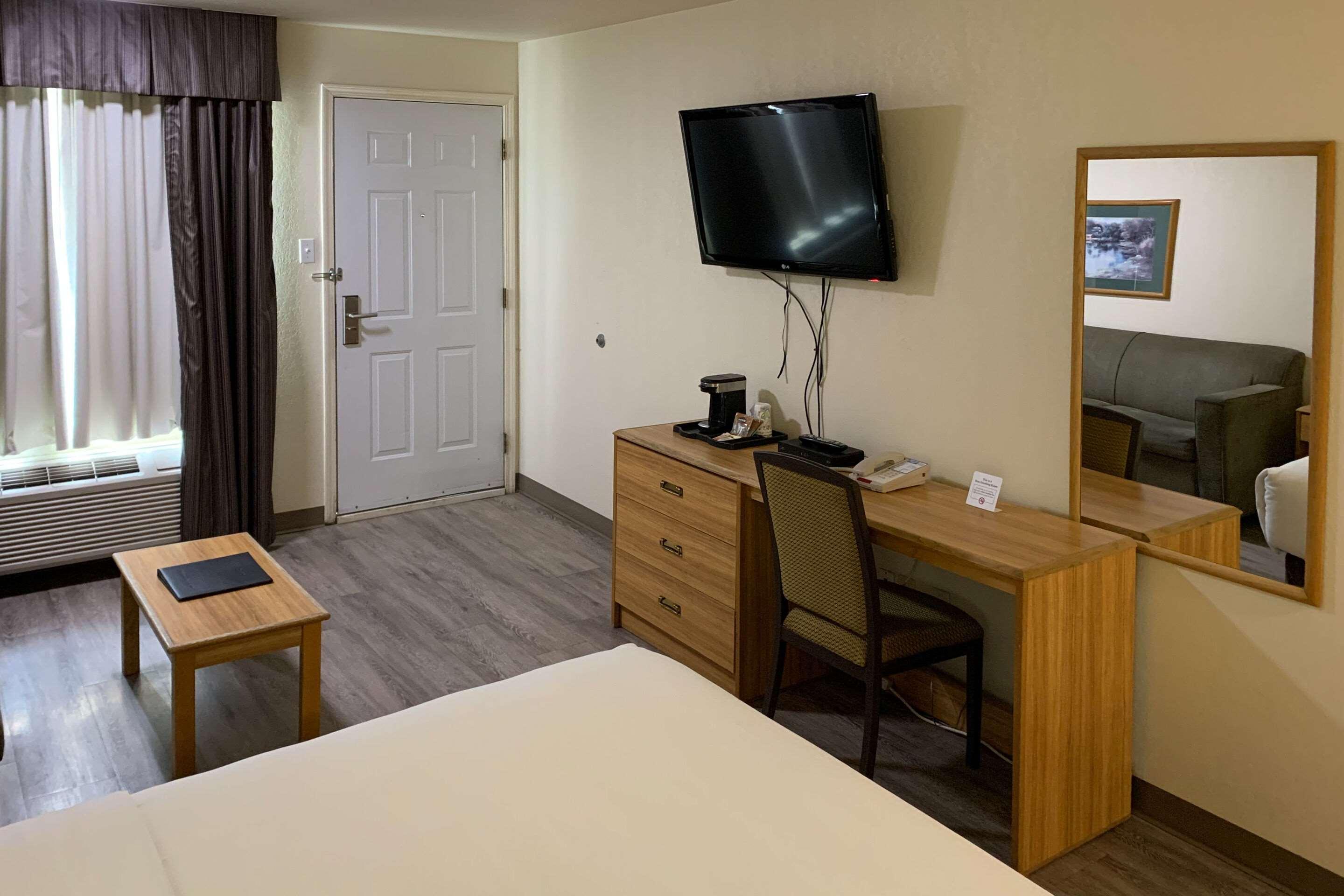 Rodeway Inn Swansea Екстериор снимка